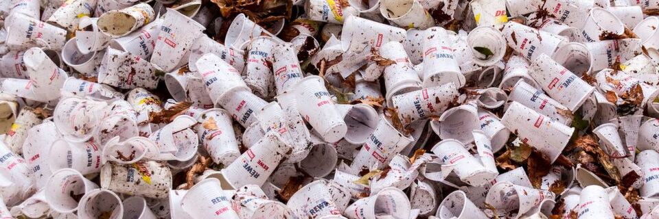 Plastikmüll wird zu einem zunehmend großen Problem – mehr recycling könnte helfen. Dafür hat Henkel ein Tool entwickelt. Plastikmüll wird zu einem zunehmend großen Problem – mehr recycling könnte helfen. Dafür hat Henkel ein Tool entwickelt.