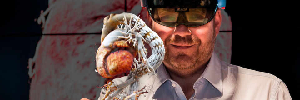 Siemens Healthineers bietet seine fotorealistische 3D-Visualisierungstechnologie „Cinematic Rendering“ künftig als App für die HoloLens 2 von Microsoft an. Siemens Healthineers bietet seine fotorealistische 3D-Visualisierungstechnologie „Cinematic Rendering“ künftig als App für die HoloLens 2 von Microsoft an.