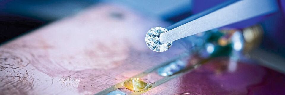 Künstlicher Diamant, wie er in den Quantenwissenschaften zum Einsatz kommt Künstlicher Diamant, wie er in den Quantenwissenschaften zum Einsatz kommt