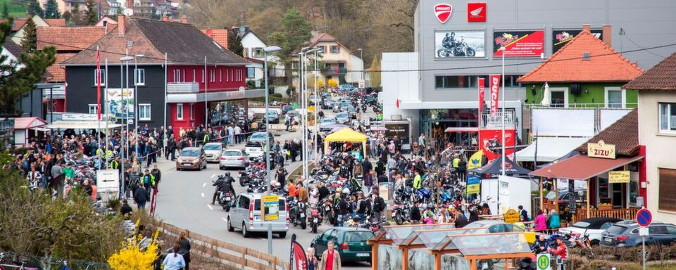 Motorräder, wohin das Auge blickt, wie hier auf einem Event des Auer Biker Villages in Stockach-Zitzenhausen. Motorräder, wohin das Auge blickt, wie hier auf einem Event des Auer Biker Villages in Stockach-Zitzenhausen.