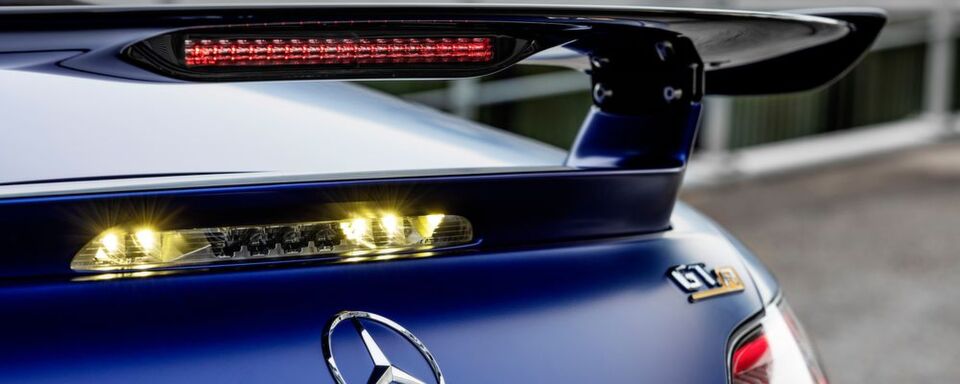 Der AMG GT R Roadster ist ein wahres Aerodynamik-Genie – zu sehen gibt es ihn auf dem Autosalon in Genf. Der AMG GT R Roadster ist ein wahres Aerodynamik-Genie – zu sehen gibt es ihn auf dem Autosalon in Genf.