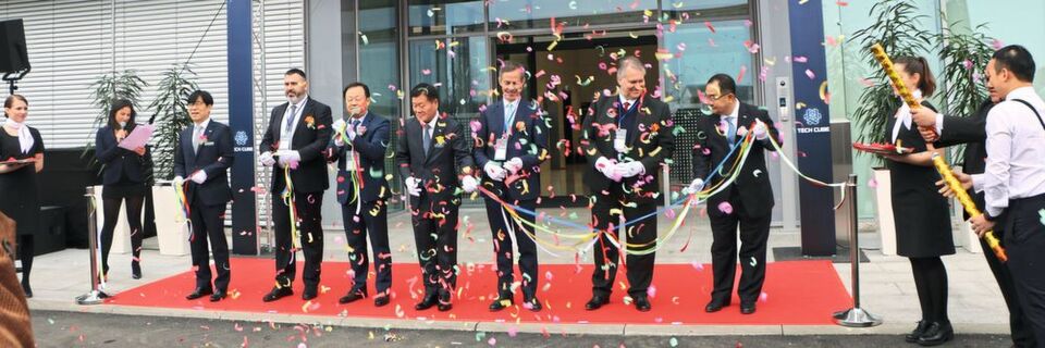 Mitglieder der Spitze von Hyundai Wia, einige europäische Händler und der Bürgermeister von Rüsselsheim bei der Eröffnung des Tech Cube. Mitglieder der Spitze von Hyundai Wia, einige europäische Händler und der Bürgermeister von Rüsselsheim bei der Eröffnung des Tech Cube.