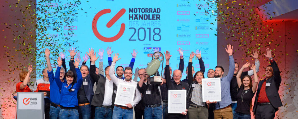 So sehen Sieger aus: Die jubelnden „Motorradhändler des Jahres 2018“. Der nächste Jahrgang steckt jetzt bereits in den Startlöchern. Seien auch Sie mit dabei und stellen sich auf den fabrikatsübergreifenden Prüfstand. So sehen Sieger aus: Die jubelnden „Motorradhändler des Jahres 2018“. Der nächste Jahrgang steckt jetzt bereits in den Startlöchern. Seien auch Sie mit dabei und stellen sich auf den fabrikatsübergreifenden Prüfstand.