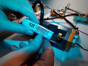 Das Schnellladesystem setzt auf besonders langlebige Lithium-Ionen-Zellen und einen vergleichsweise starken Ladestrom von bis zu zehn Ampere. Das Schnellladesystem setzt auf besonders langlebige Lithium-Ionen-Zellen und einen vergleichsweise starken Ladestrom von bis zu zehn Ampere.