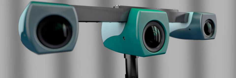 3D-Sensorik: Zwei Hochgeschwindigkeitskameras sowie ein Goboprojektor ermitteln die 3D-Daten der sich bewegenden Person. 3D-Sensorik: Zwei Hochgeschwindigkeitskameras sowie ein Goboprojektor ermitteln die 3D-Daten der sich bewegenden Person.