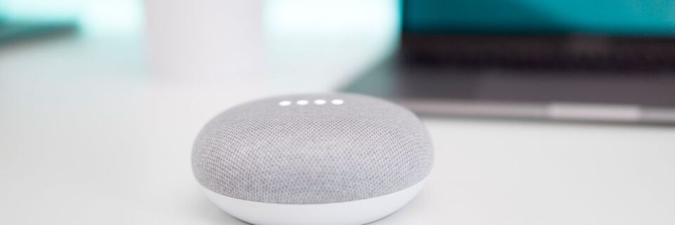 Digitale Sprachassistenten durchdringen mittlerweile unseren Alltag – nun wird es Zeit, sie zu verstehen und zu nutzen. Digitale Sprachassistenten durchdringen mittlerweile unseren Alltag – nun wird es Zeit, sie zu verstehen und zu nutzen.