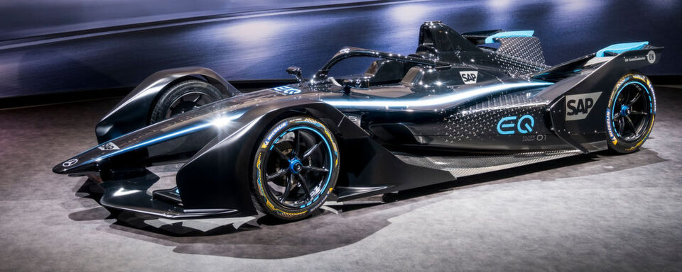 Der Silver Arrow 01 vom Mercedes-Benz EQ Formel E Team hat auf dem Genfer Autosalon seine Weltpremiere gefeiert. Der Silver Arrow 01 vom Mercedes-Benz EQ Formel E Team hat auf dem Genfer Autosalon seine Weltpremiere gefeiert.