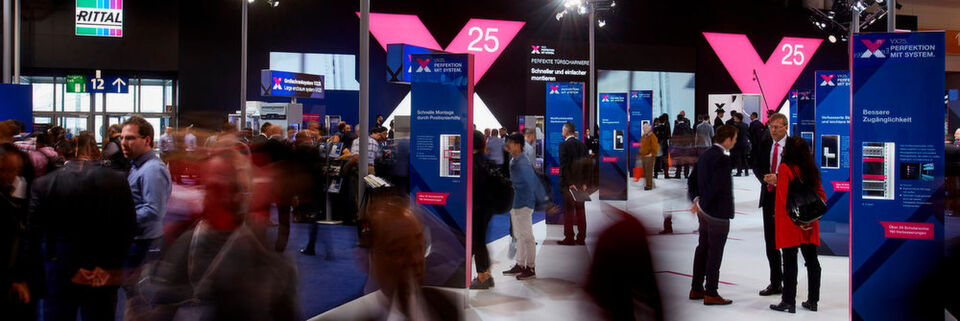 Letztes Jahr stand bei Rittal das neue Schaltschranksystem VX25 im Mittelpunkt. Diesmal erwartet die Besucher unter anderem eine neue Generation der Klein- und Kompaktgehäuseserie. Letztes Jahr stand bei Rittal das neue Schaltschranksystem VX25 im Mittelpunkt. Diesmal erwartet die Besucher unter anderem eine neue Generation der Klein- und Kompaktgehäuseserie.