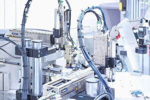Mit dem ausgeklügelten Säulenaufbausystem von Schunk kann LMZ bei minimalem Konstruktions- und Montageaufwand Pick-&-Place-Einheiten, Portalsysteme oder komplette Funktionsbaugruppen aufbauen. Mit dem ausgeklügelten Säulenaufbausystem von Schunk kann LMZ bei minimalem Konstruktions- und Montageaufwand Pick-&-Place-Einheiten, Portalsysteme oder komplette Funktionsbaugruppen aufbauen.