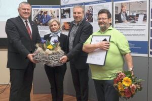 Ausgezeichnet: (v. li.) Geschäftsführer Stefan Haase, Kerstin Guse (langjährige Mitarbeiterin), Obermeister Andreas Jokisch und Wolfgang Hauer (silberne Ehrennadel des Kfz-Gewerbes Thüringen). Ausgezeichnet: (v. li.) Geschäftsführer Stefan Haase, Kerstin Guse (langjährige Mitarbeiterin), Obermeister Andreas Jokisch und Wolfgang Hauer (silberne Ehrennadel des Kfz-Gewerbes Thüringen).