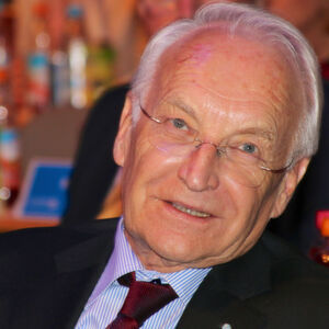 Edmund Stoiber sitzt beim FC Bayern München im Aufsichtsrat. Edmund Stoiber sitzt beim FC Bayern München im Aufsichtsrat.