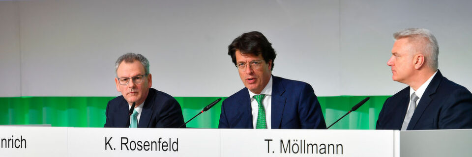 Vorstandsvorsitzender Klaus Rosenfeld (Mitte) zeigt sich nicht zufrieden mit der Ertragslage der Sparte Automotive OEM: „Maßgeblich für den Ergebnisrückgang der Sparte Automotive OEM war vor allem das schwierige Markt- und Wettbewerbsumfeld und der zunehmende Veränderungsdruck. “ Vorstandsvorsitzender Klaus Rosenfeld (Mitte) zeigt sich nicht zufrieden mit der Ertragslage der Sparte Automotive OEM: „Maßgeblich für den Ergebnisrückgang der Sparte Automotive OEM war vor allem das schwierige Markt- und Wettbewerbsumfeld und der zunehmende Veränderungsdruck. “