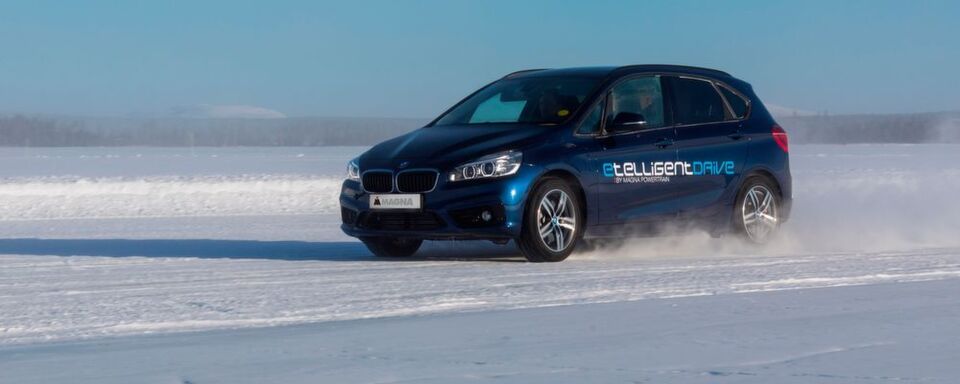 Erprobung in Nordschweden: Magna präsentierte auf dem Eis den „e2 eDrive“-Prototypen. Erprobung in Nordschweden: Magna präsentierte auf dem Eis den „e2 eDrive“-Prototypen.
