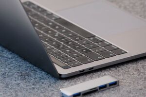 Ein MacBook Pro von Apple mit USB-C-Anschlüssen und einem abwärtskompatiblen Adapter für andere Ports. Bei USB-C herrscht gemeinhin Chaos: Nicht jeder Hersteller, der einen solchen Port verbaut, versieht ihn auch mit denselben Eigenschaften. Ein MacBook Pro von Apple mit USB-C-Anschlüssen und einem abwärtskompatiblen Adapter für andere Ports. Bei USB-C herrscht gemeinhin Chaos: Nicht jeder Hersteller, der einen solchen Port verbaut, versieht ihn auch mit denselben Eigenschaften.