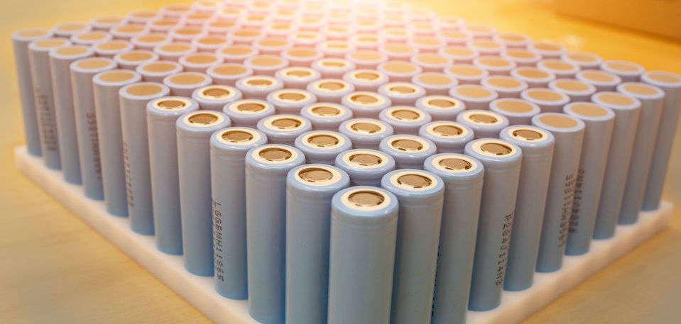 Produktions-Zwischenschritt eines einzelnen Battery-Pack, das mit dem neuen ecovolta Li-Ionen-Sicherheitskonzept ausgestattet wird. Produktions-Zwischenschritt eines einzelnen Battery-Pack, das mit dem neuen ecovolta Li-Ionen-Sicherheitskonzept ausgestattet wird.