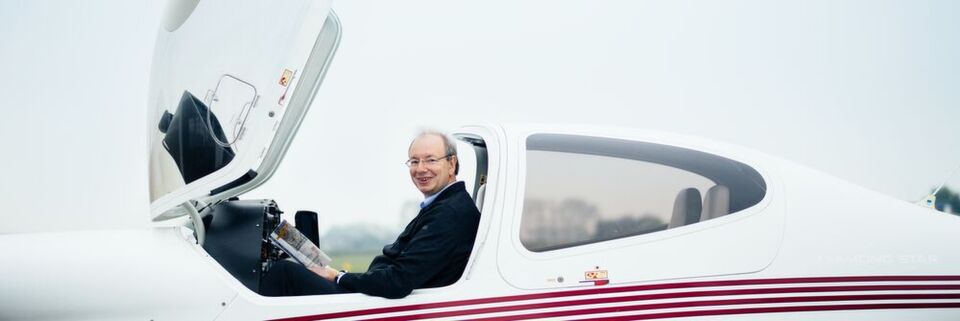 Die Metapher vom Steuermann könnte glatt passen. Die Metapher vom Steuermann könnte glatt passen.