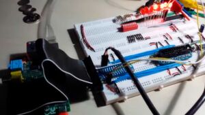 Die Echtzeitbetriebssysteme ChibiOS/RT und FreeRTOS unterstützen auch bestimmte ARM-Architekturen. Das eignet sie prinzipiell zum Betrieb auf einigen Raspberry Pi Modellen wie dem Raspberry Pi 2 und 2B. (Im Bild: YouTube-Screenhot einer ChibiOS/RT-Demo auf einem Raspberry Pi). Die Echtzeitbetriebssysteme ChibiOS/RT und FreeRTOS unterstützen auch bestimmte ARM-Architekturen. Das eignet sie prinzipiell zum Betrieb auf einigen Raspberry Pi Modellen wie dem Raspberry Pi 2 und 2B. (Im Bild: YouTube-Screenhot einer ChibiOS/RT-Demo auf einem Raspberry Pi).