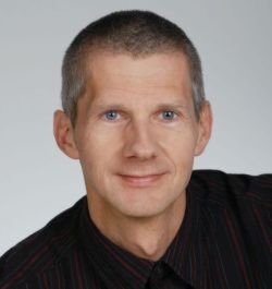 Rainer Grimm: Das Vermitteln von Wissen zu modernem C++ ist ihm eine Herzensangelegenheit. Rainer Grimm: Das Vermitteln von Wissen zu modernem C++ ist ihm eine Herzensangelegenheit.