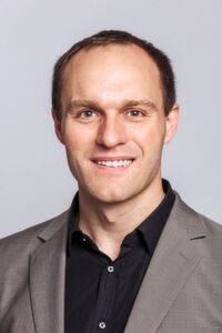 Dr.-Ing. Werner Kraus, Fraunhofer IPA, hebt die sicherheitsgerichtete Antriebstechnik hervor. Sie bietet für die Geschwindigkeits-, Positions- und Kraftbegrenzung mit Sicherheitsintegrität. Dr.-Ing. Werner Kraus, Fraunhofer IPA, hebt die sicherheitsgerichtete Antriebstechnik hervor. Sie bietet für die Geschwindigkeits-, Positions- und Kraftbegrenzung mit Sicherheitsintegrität.
