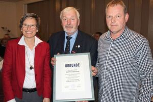 Zum Ehrenobermeister ernannt: Anja Bauer (stellvertretende Obermeisterin) und Günther Brodersen (Obermeister; re.) bei der Auszeichnung von Günther Görrissen. Zum Ehrenobermeister ernannt: Anja Bauer (stellvertretende Obermeisterin) und Günther Brodersen (Obermeister; re.) bei der Auszeichnung von Günther Görrissen.
