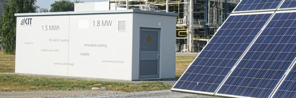 Der neu entwickelte Li-Ion-Speicher des KIT ermöglicht Anwendern deutlich geringere Betriebskosten. Der neu entwickelte Li-Ion-Speicher des KIT ermöglicht Anwendern deutlich geringere Betriebskosten.