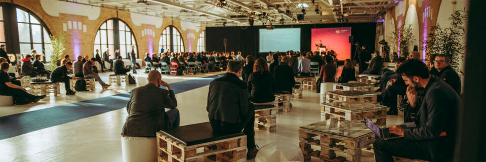 Der AWS Summit lockte auch 2019 rund 7.000 Besucher nach Berlin. Neben zahlreichen Keynotes und Sessions kam aber auch das Networking in entspannter Atmosphäre nicht zu kurz. Der AWS Summit lockte auch 2019 rund 7.000 Besucher nach Berlin. Neben zahlreichen Keynotes und Sessions kam aber auch das Networking in entspannter Atmosphäre nicht zu kurz.