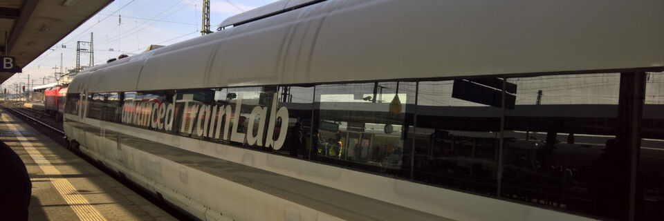 Das sensorgespickte Advanced Train Lab der Deutschen Bahn testet im Rahmen des 5G-Feldversuchs entlang der A9 bei Nürnberg Technologien wie Network Slicing und Datenübertragung im und aus dem fahrenden Zug. Das sensorgespickte Advanced Train Lab der Deutschen Bahn testet im Rahmen des 5G-Feldversuchs entlang der A9 bei Nürnberg Technologien wie Network Slicing und Datenübertragung im und aus dem fahrenden Zug.