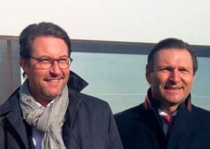 Bundesminister Andreas Scheuer (links) verspricht sich Anregungen für eine vernünftige 5G-Regulierung, Ericsson-Deutschland-Chef Stefan Koetz (rechts) führt das für den 5G-Feldversuch an der A9 verantwortliche Konsortium an. Bundesminister Andreas Scheuer (links) verspricht sich Anregungen für eine vernünftige 5G-Regulierung, Ericsson-Deutschland-Chef Stefan Koetz (rechts) führt das für den 5G-Feldversuch an der A9 verantwortliche Konsortium an.