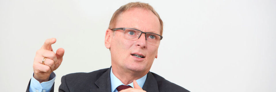 Jochen Homann, Präsident der Bundesnetzagentur: "Die Sicherheitsanforderungen gelten für alle Netzbetreiber und Diensteerbringer und sie gelten technikneutral. Dabei werden alle Netze erfasst, nicht nur einzelne Standards wie zum Beispiel 5G." Jochen Homann, Präsident der Bundesnetzagentur: "Die Sicherheitsanforderungen gelten für alle Netzbetreiber und Diensteerbringer und sie gelten technikneutral. Dabei werden alle Netze erfasst, nicht nur einzelne Standards wie zum Beispiel 5G."