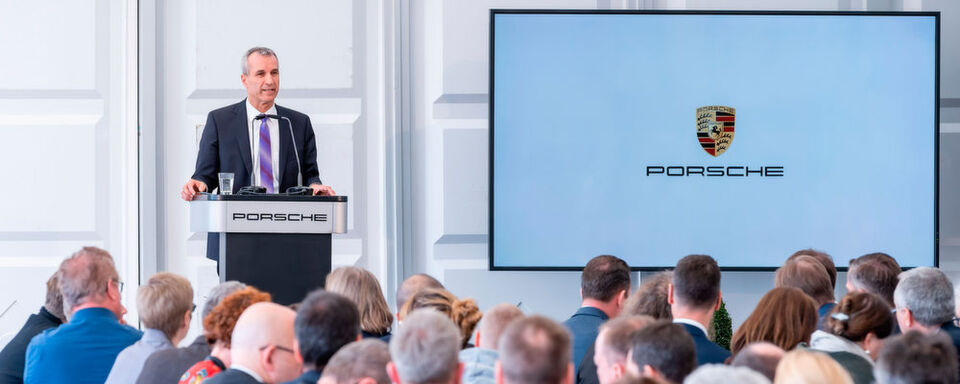 Albrecht Reimold, Vorstand für Produktion und Logistik der Porsche AG, zur offiziellen Grundsteinlegungder fünften Werkserweiterung am Standort Leipzig. Albrecht Reimold, Vorstand für Produktion und Logistik der Porsche AG, zur offiziellen Grundsteinlegungder fünften Werkserweiterung am Standort Leipzig.