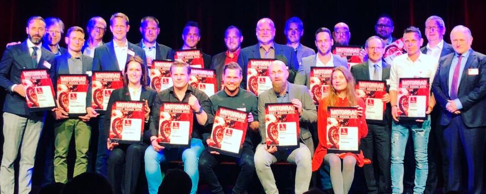 Die 21 „Best-Brand“-Sieger des Jahres der Zeitschrift „Motorrad“ am 11. März auf der Bühne des Stuttgarter Renitenztheaters. Die 21 „Best-Brand“-Sieger des Jahres der Zeitschrift „Motorrad“ am 11. März auf der Bühne des Stuttgarter Renitenztheaters.