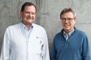 Thomas Münzel (l.), Professor an der Universitätsmedizin Mainz, und Jos Lelieveld, Direktor am Max-Planck-Institut für Chemie, haben ermittelt, dass Luftverschmutzung die durchschnittliche Lebenserwartung der Europäer um rund zwei Jahre verringert. Thomas Münzel (l.), Professor an der Universitätsmedizin Mainz, und Jos Lelieveld, Direktor am Max-Planck-Institut für Chemie, haben ermittelt, dass Luftverschmutzung die durchschnittliche Lebenserwartung der Europäer um rund zwei Jahre verringert.