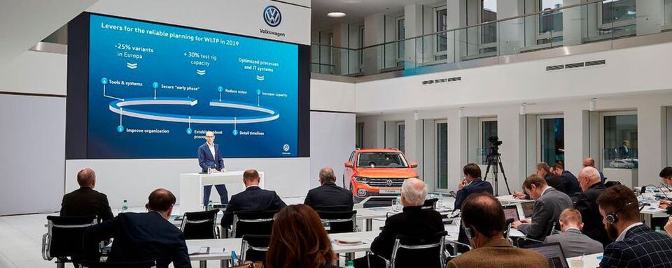 Volkswagen will in den nächsten fünf Jahren bis zu 7.000 Stellen streichen. Für COO Ralf Brandstätter besteht sogar das Potenzial für insgesamt rund 11.000 wegfallende Jobs. Volkswagen will in den nächsten fünf Jahren bis zu 7.000 Stellen streichen. Für COO Ralf Brandstätter besteht sogar das Potenzial für insgesamt rund 11.000 wegfallende Jobs.