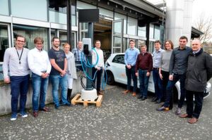 Die Projektbeteiligten von der Hochschule Koblenz präsentieren den Prototypen, mit dem sich Elektrofahrzeuge künftig schneller laden lassen. Die Projektbeteiligten von der Hochschule Koblenz präsentieren den Prototypen, mit dem sich Elektrofahrzeuge künftig schneller laden lassen.