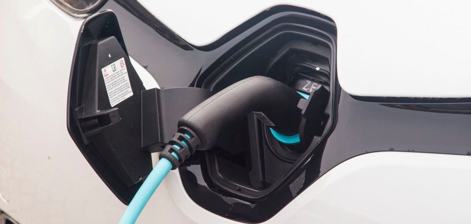 Entwickler haben für Straßenlaternen einen Prototypen entwickelt, um Elektrofahrzeuge schneller laden zu können. Entwickler haben für Straßenlaternen einen Prototypen entwickelt, um Elektrofahrzeuge schneller laden zu können.