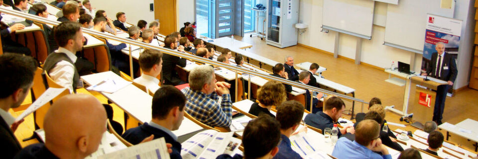 Volle Ränge bei der Begrüßung zum 9. Landshuter Leichtbau-Colloquium: Rund 170 Teilnehmer waren gekommen. Volle Ränge bei der Begrüßung zum 9. Landshuter Leichtbau-Colloquium: Rund 170 Teilnehmer waren gekommen.