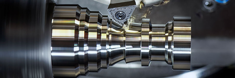 Das dynamische FreeTurn Werkzeug nutzt den Rundum-Freiheitsgrad der Frässpindel. Der variable Schneidkantenwechsel erfolgt durch Rotation um die Werkzeugachse. Das dynamische FreeTurn Werkzeug nutzt den Rundum-Freiheitsgrad der Frässpindel. Der variable Schneidkantenwechsel erfolgt durch Rotation um die Werkzeugachse.