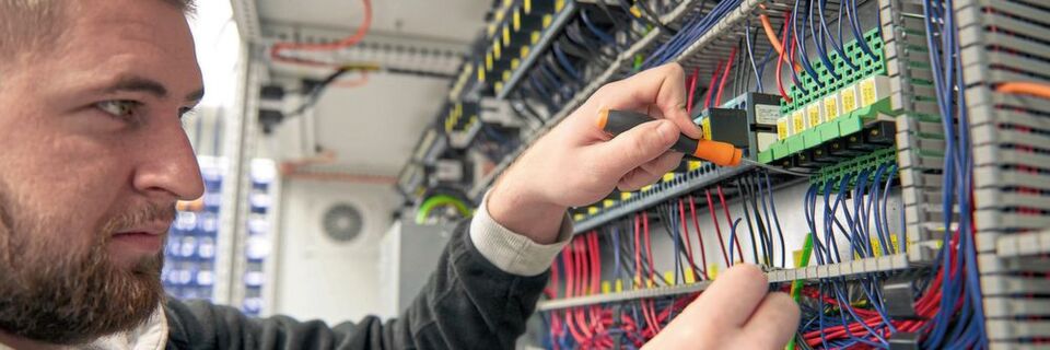 Schritt für Schritt kann der Verdrahter mit Unterstützung von Eplan Smart Wiring die Drähte im Schaltschrank anbringen. Schritt für Schritt kann der Verdrahter mit Unterstützung von Eplan Smart Wiring die Drähte im Schaltschrank anbringen.