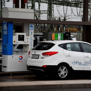 Wasserstoff enthält eine Menge Energie, die in elektrischen Strom umgewandelt werden kann. Wasserstoff enthält eine Menge Energie, die in elektrischen Strom umgewandelt werden kann.