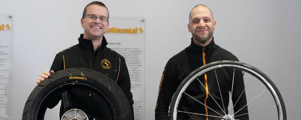 Martin Burdorf (li.) übernimmt die Teamleitung Continental-Motorradreifen von Spyridon „Spyro“ Spyridonu. Der wechselt ins Fahrradlager des Konzerns. Martin Burdorf (li.) übernimmt die Teamleitung Continental-Motorradreifen von Spyridon „Spyro“ Spyridonu. Der wechselt ins Fahrradlager des Konzerns.