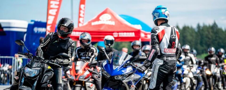 „One25 Day“ – Unter diesem Namen veranstaltet Yamaha seit 2015 Fahrtrainings speziell für die Gruppe der 16 bis 18-Jährigen im Umfeld von Rennstrecken und Fahrsicherheitszentren. „One25 Day“ – Unter diesem Namen veranstaltet Yamaha seit 2015 Fahrtrainings speziell für die Gruppe der 16 bis 18-Jährigen im Umfeld von Rennstrecken und Fahrsicherheitszentren.