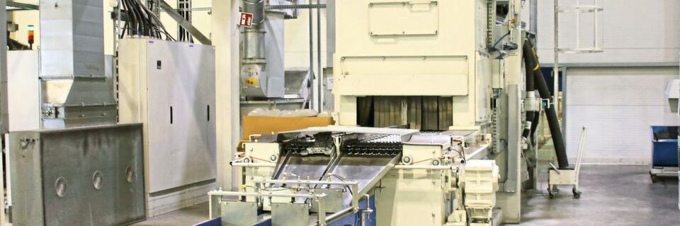 Auslaufseite einer der Agtos-Strahlanlagen bei AE in Gerstungen – sie sind speziell auf das Strahlen von Aluminium ausgelegt. Auslaufseite einer der Agtos-Strahlanlagen bei AE in Gerstungen – sie sind speziell auf das Strahlen von Aluminium ausgelegt.