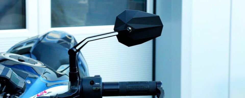 Durch Positionslichter wird die Silhouette des Bikes optisch verbreitert und damit die Erkennbarkeit im Straßenverkehr verbessert. Durch Positionslichter wird die Silhouette des Bikes optisch verbreitert und damit die Erkennbarkeit im Straßenverkehr verbessert.