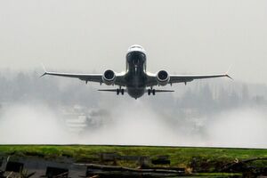 Die Boeing 737 MAX 8 sollte als hochmoderner Nachfolger den klassischen Passagierjet Boeing 737 ablösen. Nun haben zwei tödliche Abstürze in nur 5 Monaten das Vertrauen in den Airliner erschüttert - und vor allem in die Software, die viele als Ursache der Unglücke ansehen. Die Boeing 737 MAX 8 sollte als hochmoderner Nachfolger den klassischen Passagierjet Boeing 737 ablösen. Nun haben zwei tödliche Abstürze in nur 5 Monaten das Vertrauen in den Airliner erschüttert - und vor allem in die Software, die viele als Ursache der Unglücke ansehen.