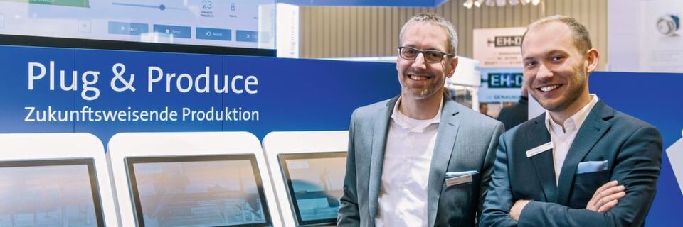 Patrick Bruder (links), Business Development Manager Automation und Systems Engnieer Konrad Cop bei der Vorstellung des Showcases Plug & Produce von Lenze auf der SPS IPC Drives 2018. Patrick Bruder (links), Business Development Manager Automation und Systems Engnieer Konrad Cop bei der Vorstellung des Showcases Plug & Produce von Lenze auf der SPS IPC Drives 2018.