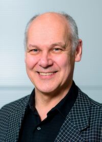 „Mehrere Drähte geben durch die größere Oberfläche mehr Wärme ab, dadurch erreichen wir schnelle Kontraktionen. Die Drähte haben die höchste Energiedichte aller bekannten Antriebsmechanismen. Auf kleinem Raum entwickeln sie hohe Zugkraft“, sagt Prof. Dr. Stefan Seelecke. „Mehrere Drähte geben durch die größere Oberfläche mehr Wärme ab, dadurch erreichen wir schnelle Kontraktionen. Die Drähte haben die höchste Energiedichte aller bekannten Antriebsmechanismen. Auf kleinem Raum entwickeln sie hohe Zugkraft“, sagt Prof. Dr. Stefan Seelecke.