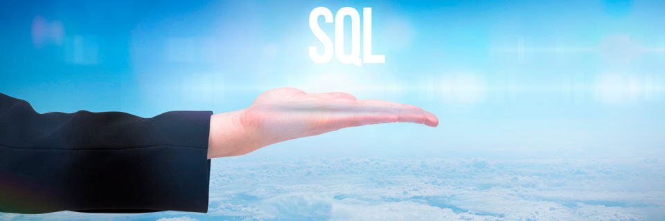 Eine vollwertige SQL-Datenbank in der Azure-Cloud ersetzt lokal betriebene Datenbanken. Eine vollwertige SQL-Datenbank in der Azure-Cloud ersetzt lokal betriebene Datenbanken.