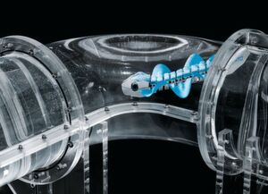 Mithilfe künstlicher Intelligenz manövriert sich der Unterwasserroboter selbstständig durch ein Rohrsystem aus Acrylglas. Mithilfe künstlicher Intelligenz manövriert sich der Unterwasserroboter selbstständig durch ein Rohrsystem aus Acrylglas.