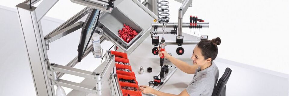 Mit den Item Schwenkarmen richten sich die Mitarbeiter ihren Arbeitsplatz individuell ein. Die flexible Anpassung an unterschiedliche Anforderungen führt dabei zu einer spürbaren Entlastung der Beschäftigten und zu verbesserten Arbeitsabläufen. Mit den Item Schwenkarmen richten sich die Mitarbeiter ihren Arbeitsplatz individuell ein. Die flexible Anpassung an unterschiedliche Anforderungen führt dabei zu einer spürbaren Entlastung der Beschäftigten und zu verbesserten Arbeitsabläufen.