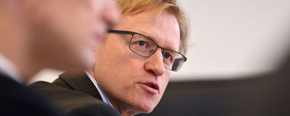 „Gelänge es beispielsweise, E-Fuels in großen Mengen und zu wettbewerbsfähigen Kosten zu produzieren, würde sich das E-Auto schnell relativieren“, sagt »Automobil Industrie«-Chefredakteur Claus-Peter Köth. „Gelänge es beispielsweise, E-Fuels in großen Mengen und zu wettbewerbsfähigen Kosten zu produzieren, würde sich das E-Auto schnell relativieren“, sagt »Automobil Industrie«-Chefredakteur Claus-Peter Köth.